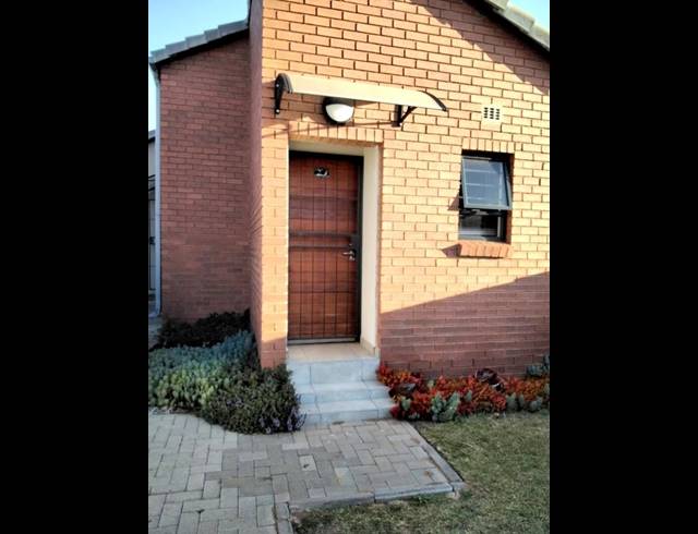 2 BEDROOM HOUSE FOR SALE IN SOUTH HILLS